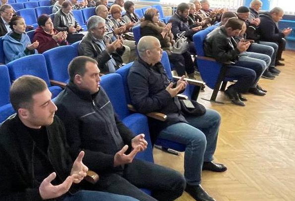 Из районов Крыма продолжают поступать заявления крымских татар о поддержке президентского курса