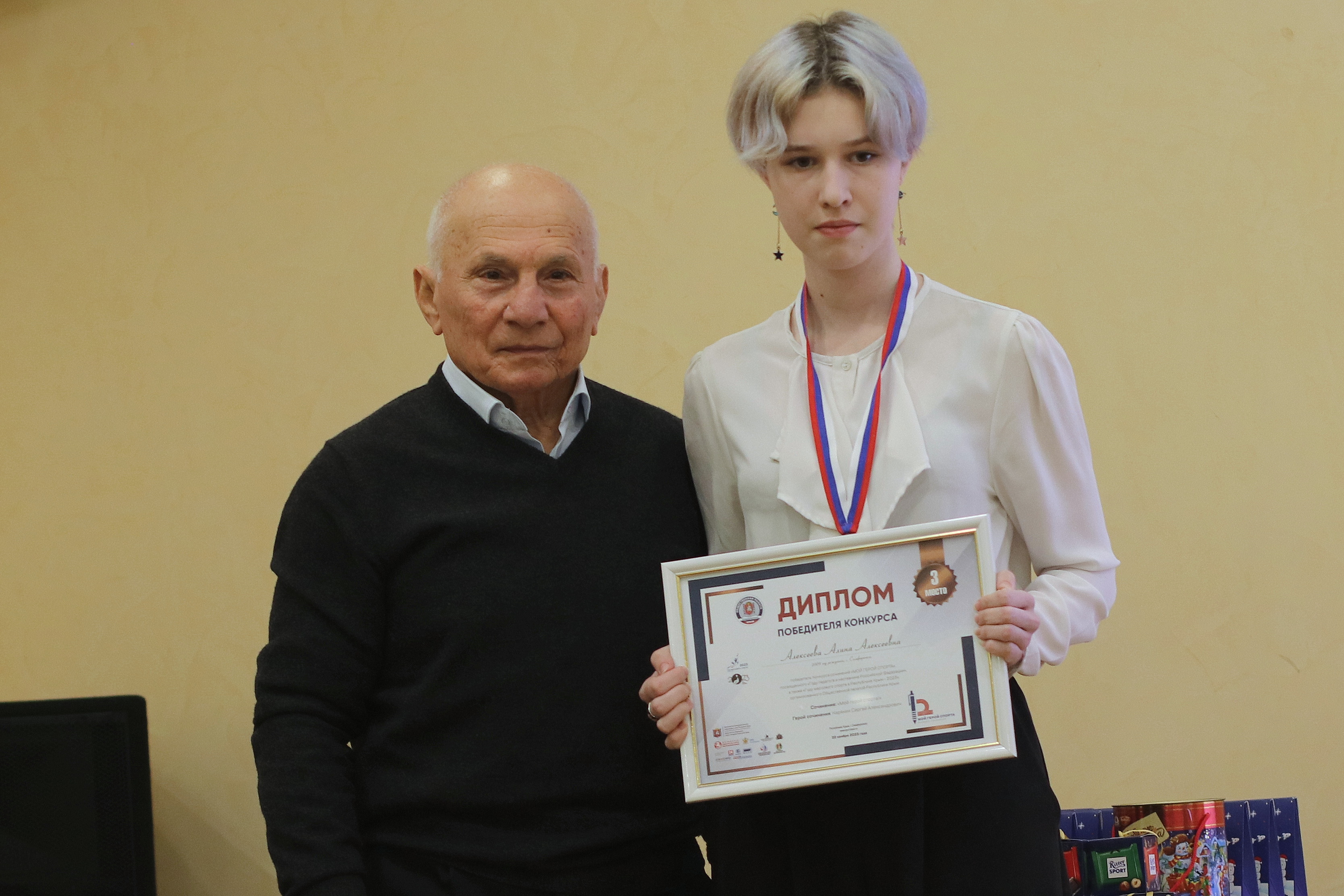 В Симферополе Общественная палата Крыма наградила победителей конкурса сочинений «Мой герой спорта»
