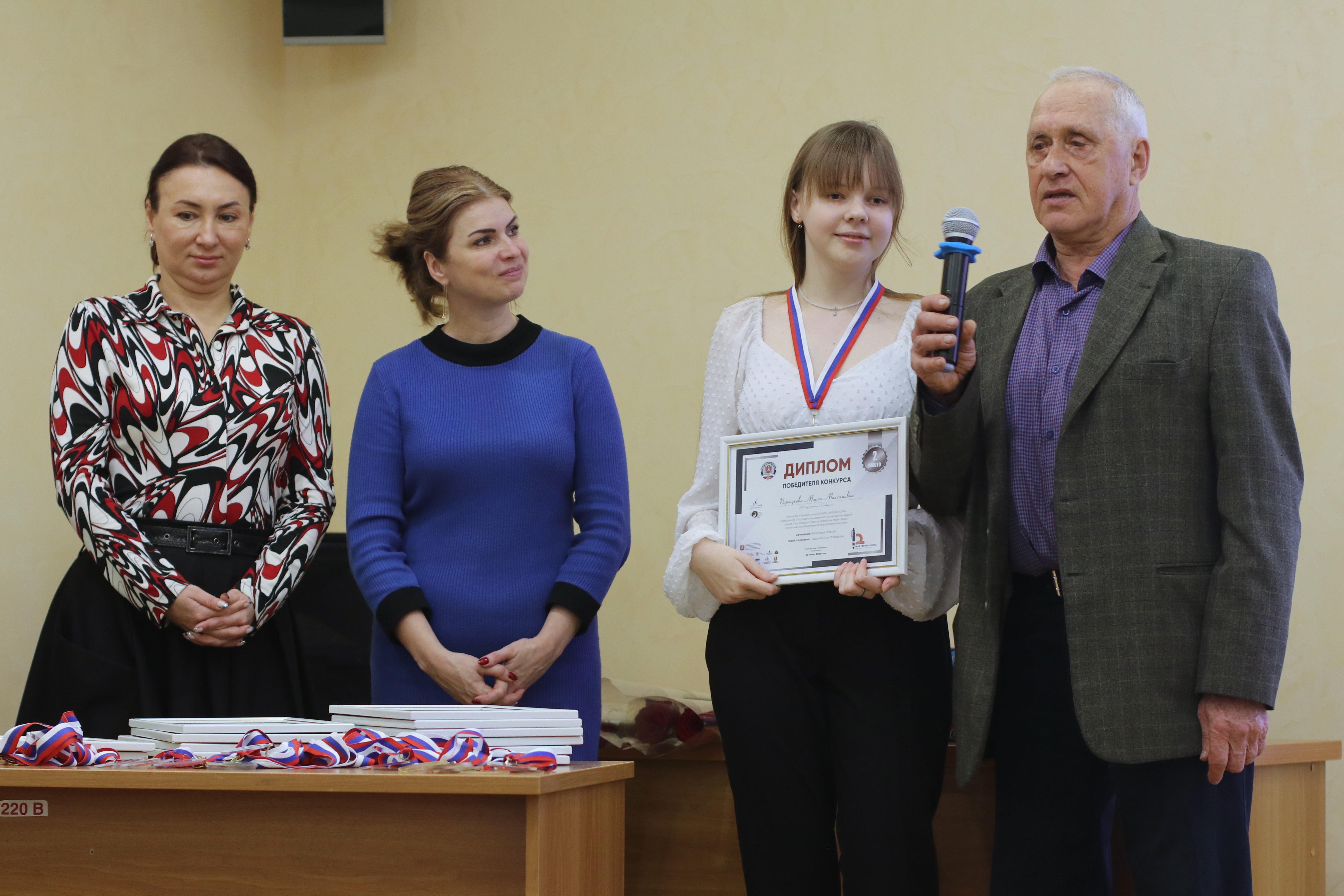 В Симферополе Общественная палата Крыма наградила победителей конкурса сочинений «Мой герой спорта»