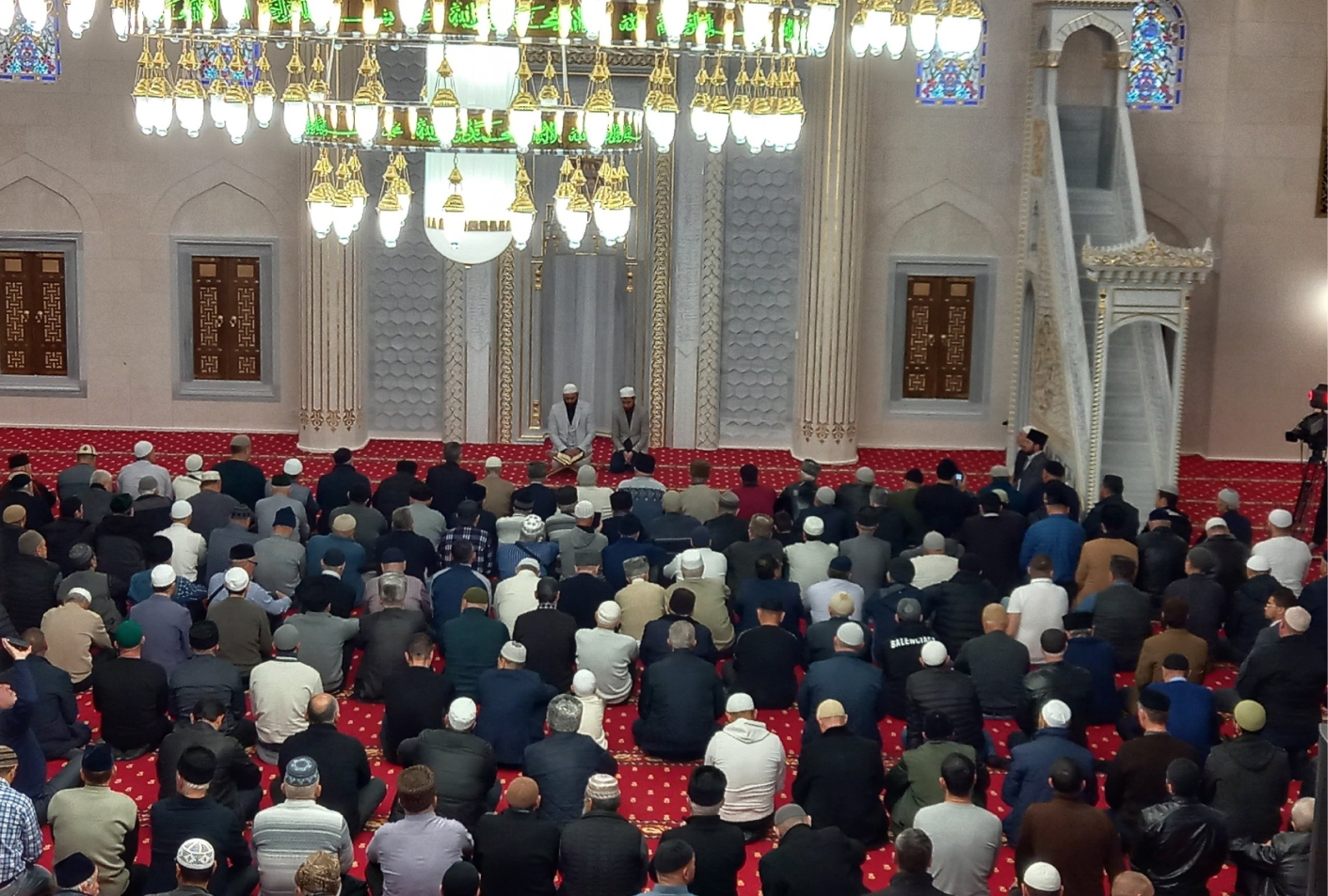 В Соборной мечети Крыма прошло первое богослужение