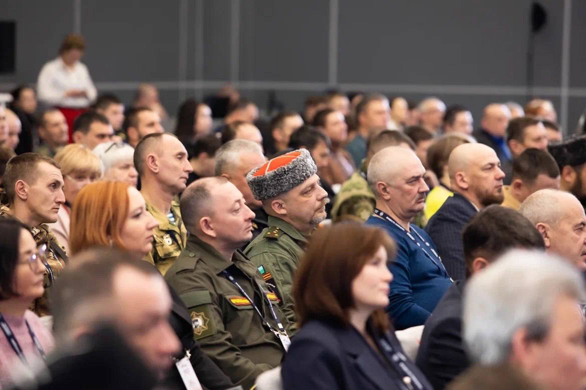 На Втором форуме ветеранов «Вместе победим!» председателю фонда «Защитники Отечества» подарили крымский сборник стихов для бойцов СВО