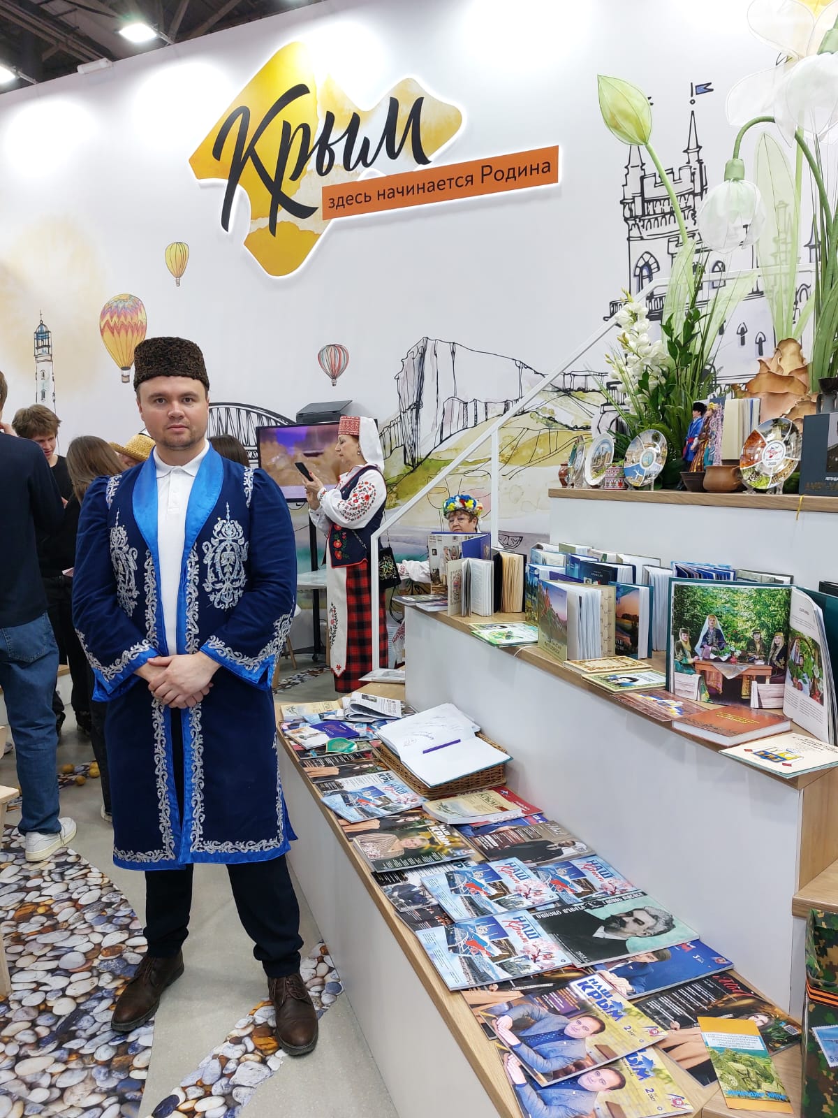 Члены Общественного совета при Госкомнаце Крыма презентуют культуру своих народов на крымском стенде ВДНХ