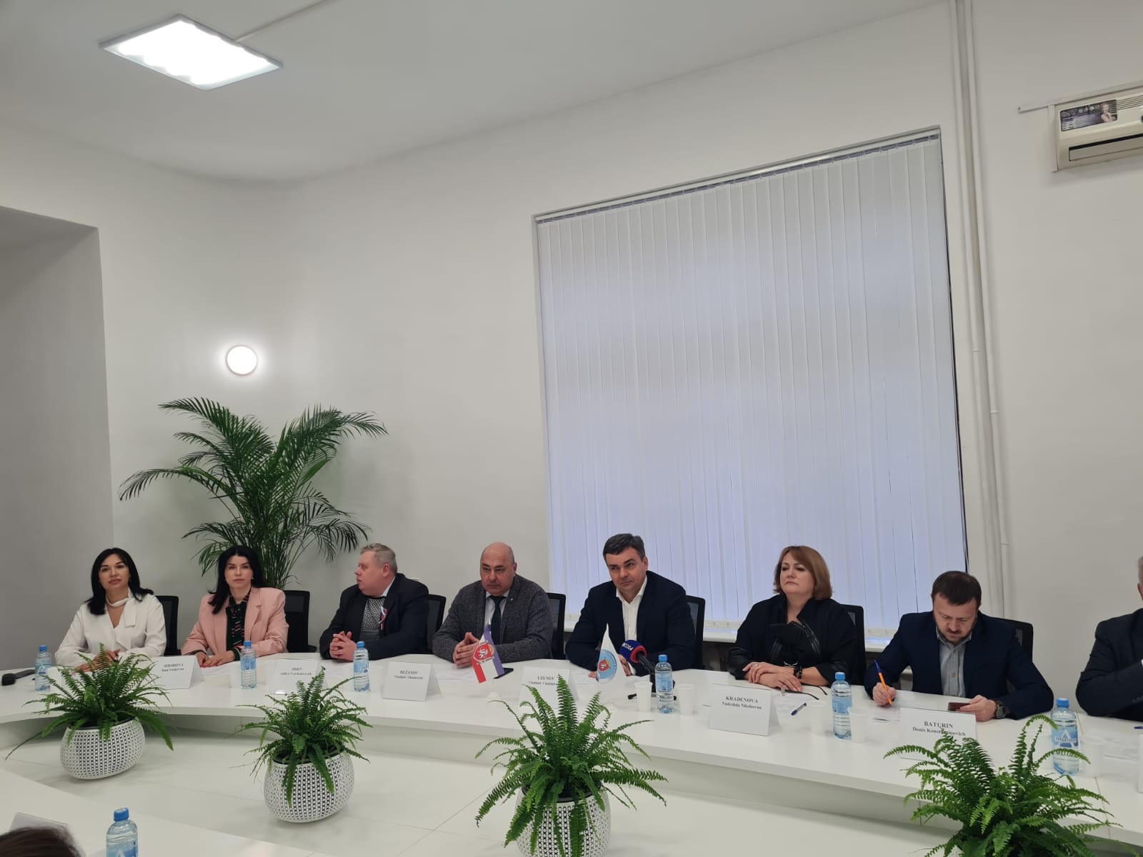 Члены Общественной палаты Крыма встретились с международными наблюдателями на выборах Президента РФ