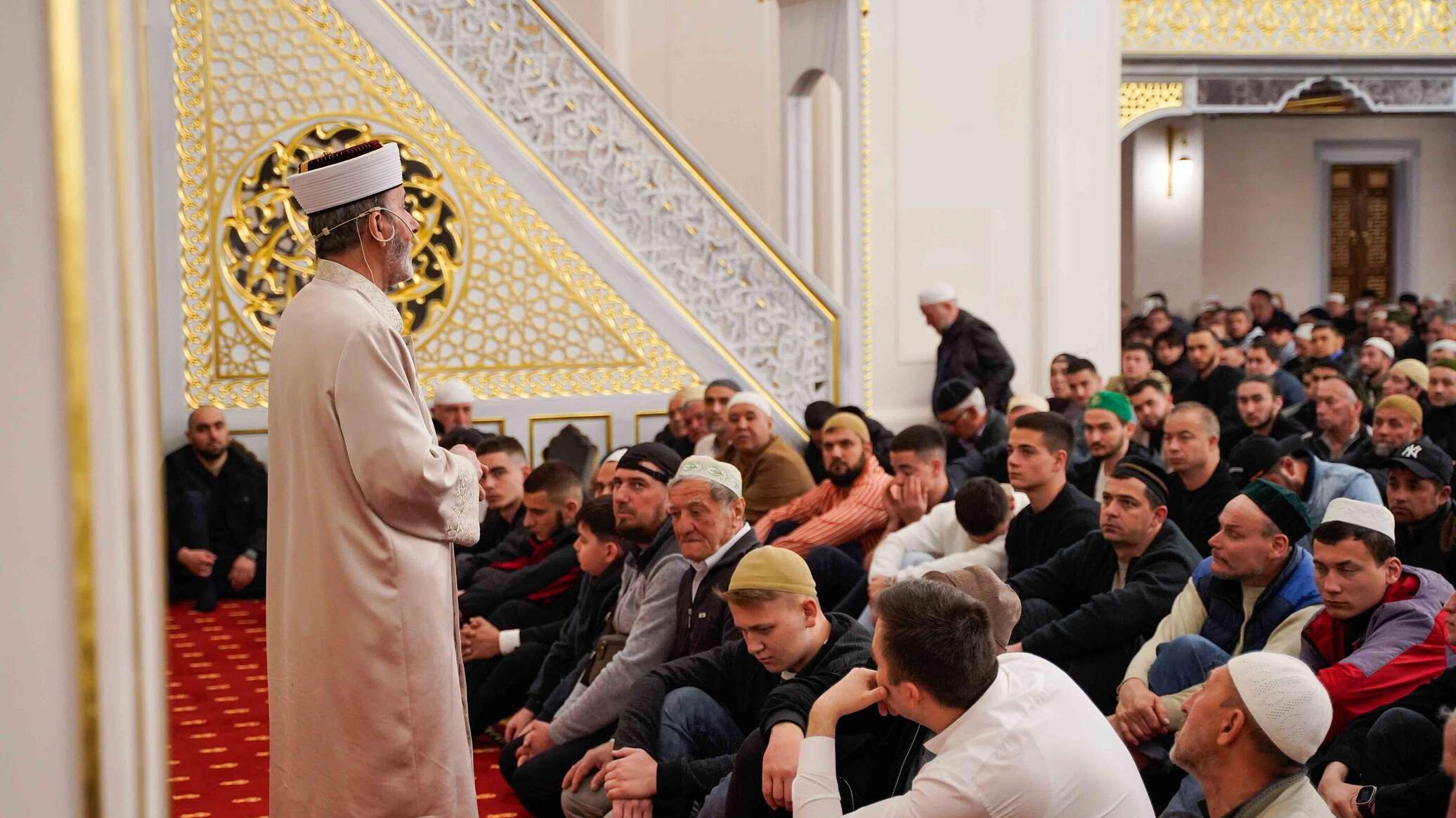 Мусульмане Крыма впервые провели праздничный намаз на Ураза-байрам в Соборной мечети в Симферополе
